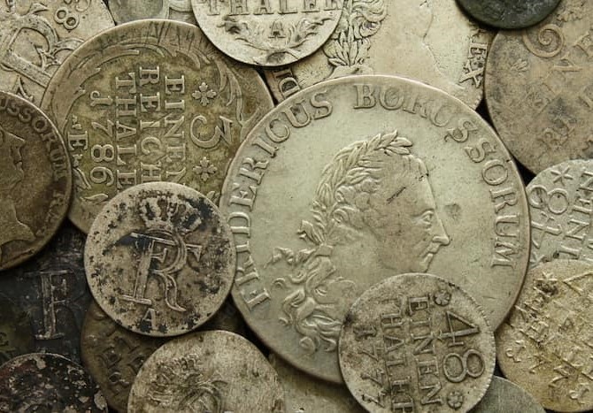tas de vieilles pièces prussiennes en argent