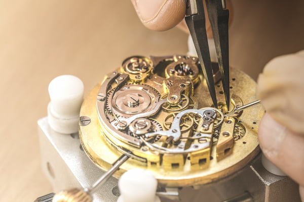 Que comprend la réparation d'une montre Cartier