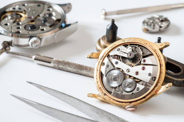 Que comprend la réparation d'une montre Rolex?