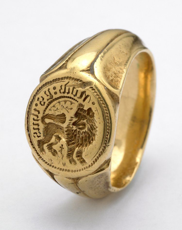 Golden signet ring found on the site of the battle of Towton (1461)_ [750x950].jpeg
