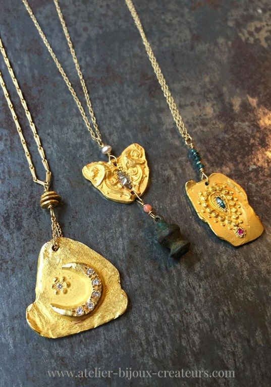 Collier médaille en or d'inspiration antiques