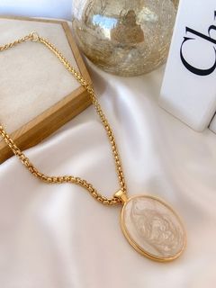 Corrente quadrada folheada a ouro com medalha madrepérola