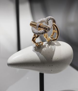 Hermès expose sa haute joaillerie dans sa boutique du Faubourg Saint-Honoré