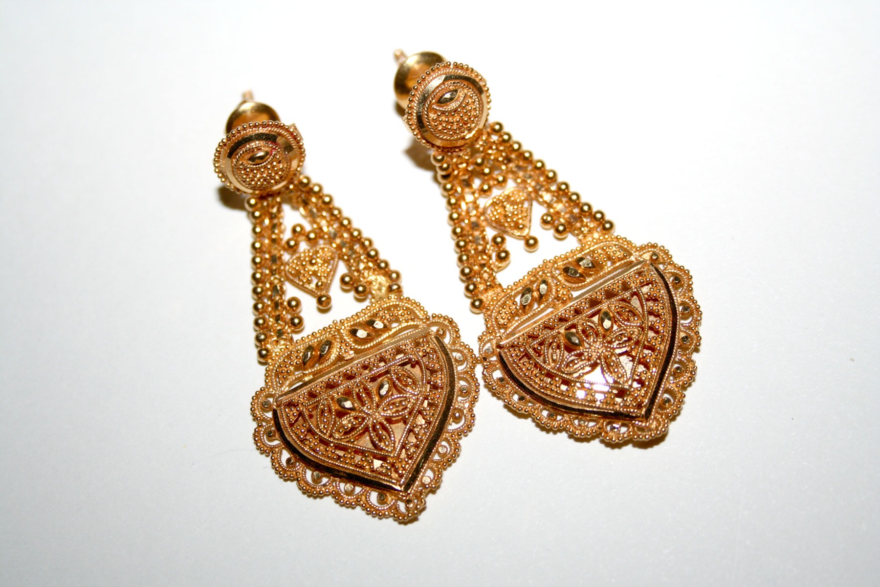 indian-gold-ear-ring-1415596 indian-gold-ear-ring-1415596