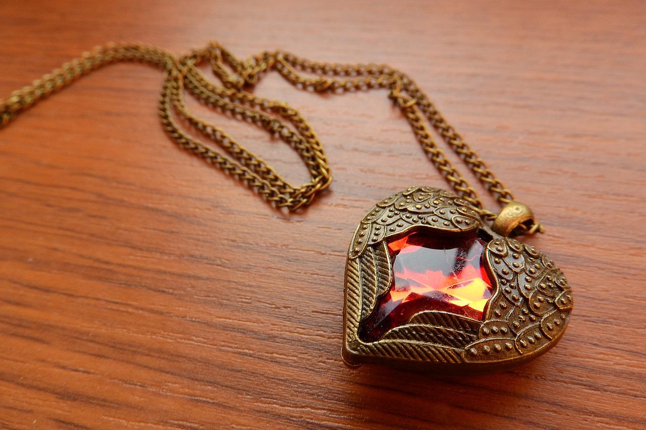 necklace-with-winged-heart-2900732_1280