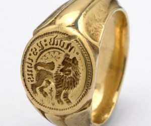 Golden signet ring found on the site of the battle of Towton (1461)_ [750x950].jpeg