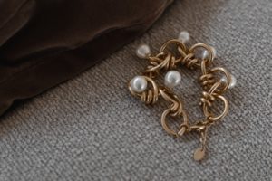 kaboompics_Bracelet made of pearls