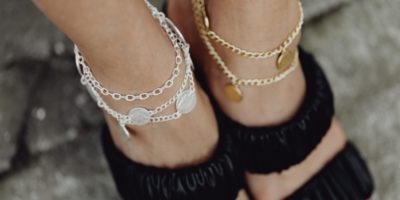 kaboompics_Feet in sandals with gold and silver jewelry