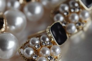 kaboompics_Pearl jewelry - earrings
