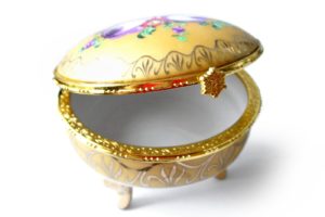 tiny-gold-jewelry-box-1425092
